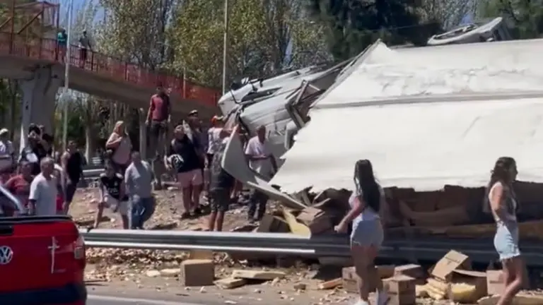 Vecinos saquearon bolsas de papas fritas de cami&oacute;n que se accident&oacute;. Infobae.