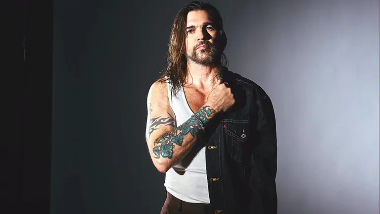 Fotografía sin fecha cedida por Andrea Ramírez donde aparece el cantautor colombiano Juanes. EFE