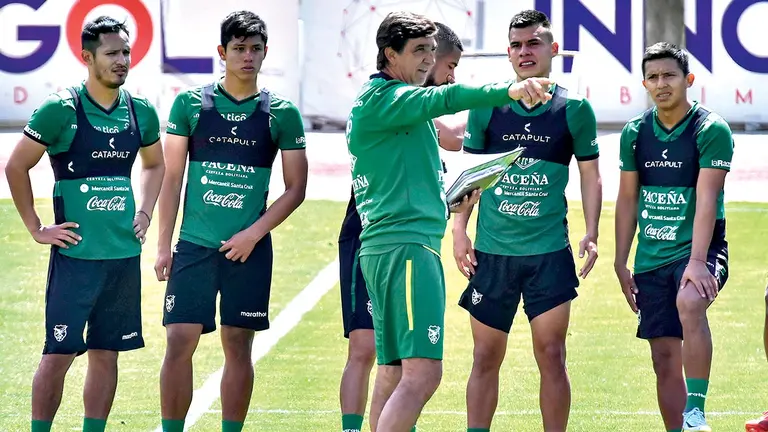 Gustavo Costas (c), en una pr&aacute;ctica de la Verde. APG