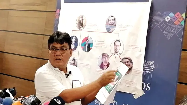 Arce muestra un diagrama con presuntos implicados. ERBOL