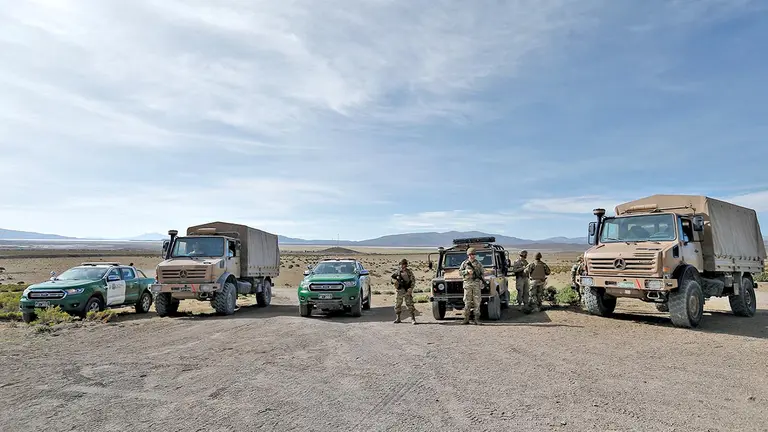 Militares de Chile vigilan la frontera para controlar el ingreso irregular de migrantes. / EFE