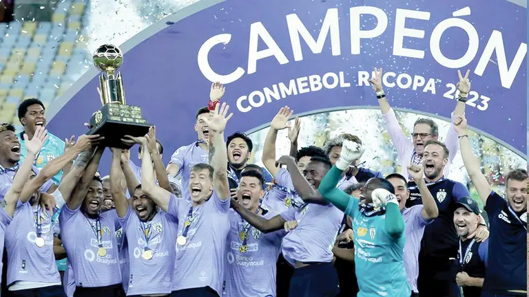 Jugadores de Independiente del Valle festejan la Recopa ganada a Flamengo en Río. CONMEBOL RECOPA
