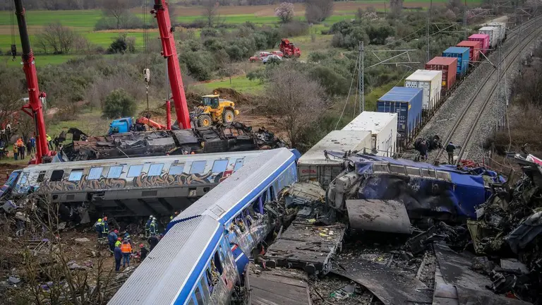 Choque entre dos trenes en Grecia dej&oacute; 57 muertos. El peri&oacute;dico.