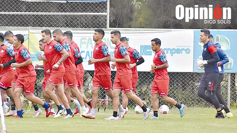 Jugadores de Wilstermann trotan alrededor de la cancha de su recinto en Alalay, durante un entrenamiento. / DICO SOL&Iacute;S