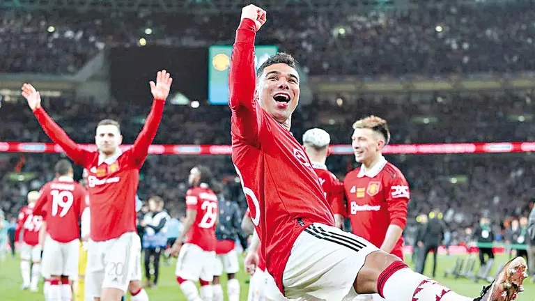 Casemiro celebra una conquista con la afici&oacute;n. MANCHESTER UNITED