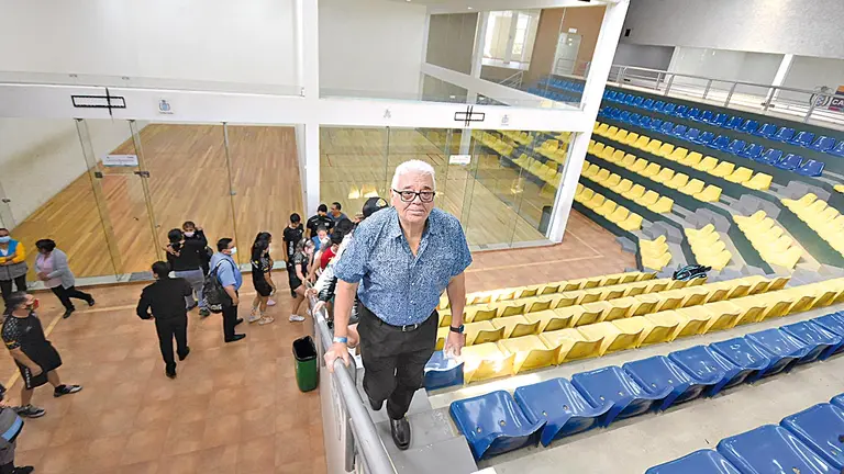 Osvaldo Maggi (presidente de la IRF) recorre las instalaciones del complejo de r&aacute;quetbol de Sarco. DICO SOL&Iacute;S