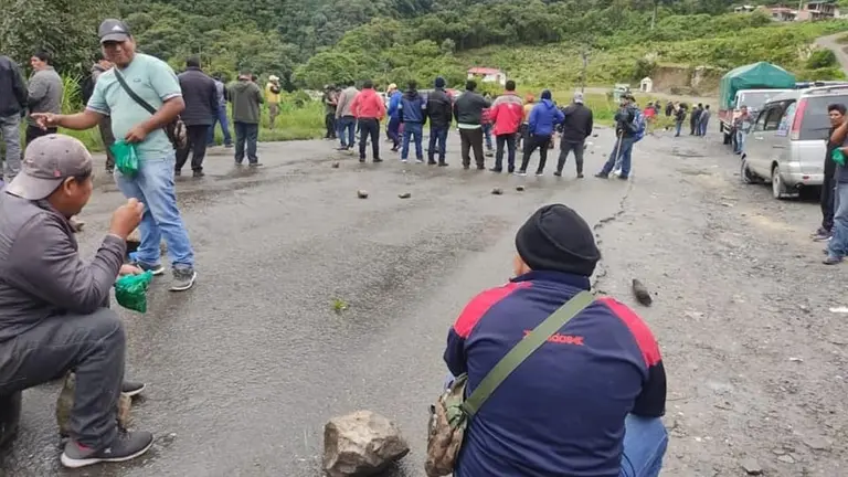 Transportistas del Tr&oacute;pico bloquean la ruta que une Cochabamba con Santa Cruz, a la altura del kil&oacute;metro 90, en el sector de Locotal. RRSS