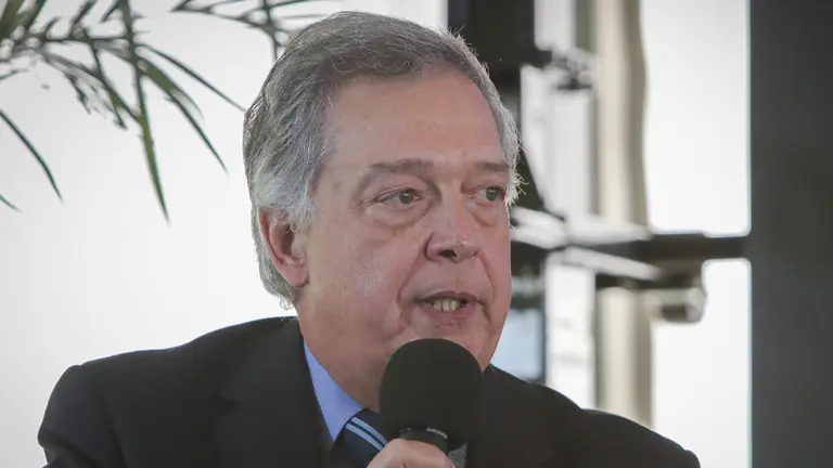 Sobre grip&eacute; aviar en uruguay. EFE