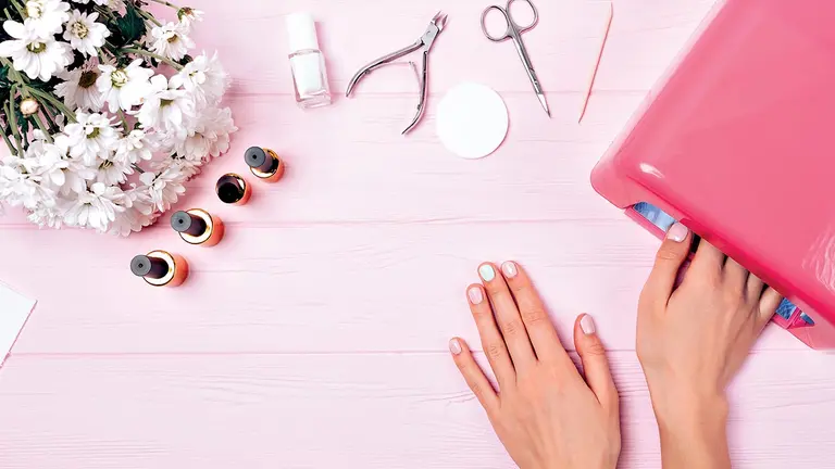Las manicuras en gel son populares porque duran mucho tiempo y no se da&ntilde;an con facilidad. EL MUNDO/ MARIE CLAIRE