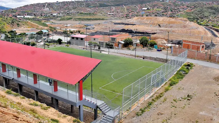 Una cancha deportiva y de fondo el relleno sanitario, en K&rsquo;ara K&rsquo;ara. DICO SOLÍS