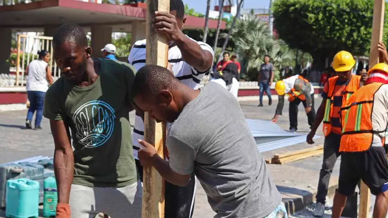 Un grupo de migrantes Haitianos trabajan en una obra de remodelaci&oacute;n del Parque Central Miguel Hidalgo en Tapachula en el Estado de Chiapas (M&eacute;xico). EFE