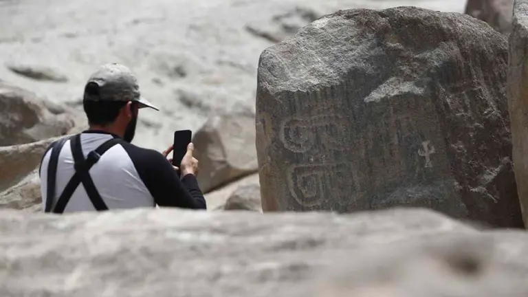 Fotograf&iacute;a cedida por el Ministerio peruano de Cultura que nuestra a un hombre durante su visita al sitio arqueol&oacute;gico de Petroglifos de Huancos, en Ica (Per&uacute;). EFE