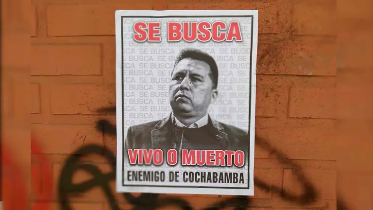 Una imagen de los afiches pegados en las calles. Dico Sol&iacute;s