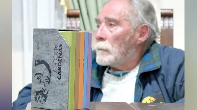Adolfo Cárdenas y una olla digna de Macbeth.
