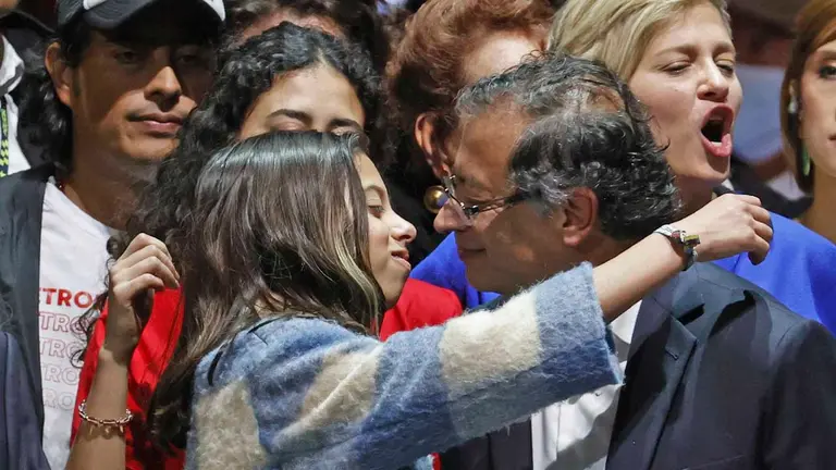 Fotograf&iacute;a de archivo del presidente de Colombia Gustavo Petro mientras abraza a su hija, junto a Nicol&aacute;s Petro Burgos, hijo del presidente Gustavo Petro (i).. EFE