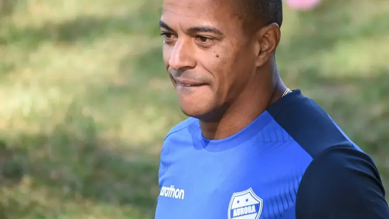Serginho, vistiendo la camiseta de Aurora, en su primer entrenamiento con el plantel. DICO SOL&Iacute;S