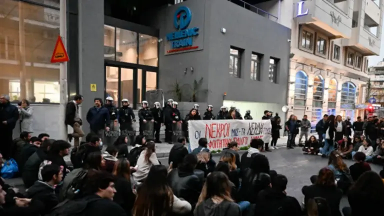 Protestas en Grecia por la situaci&oacute;n de sistema ferroviario tras tr&aacute;gico accidente. El Pa&iacute;s.