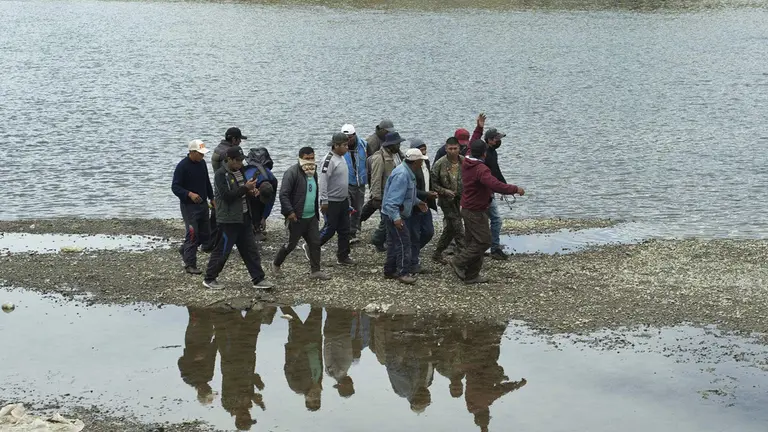 Pobladores rescatan y buscan a soldados del r&iacute;o Llave, en Puno (Per&uacute;). EF