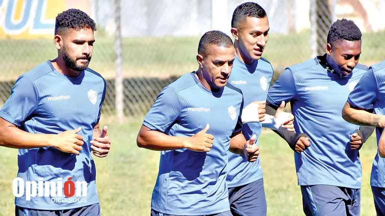 Serginho (c) trota alrededor del campo de juego, durante su primer entrenamiento con Aurora en Alalay. DICO SOL&Iacute;S