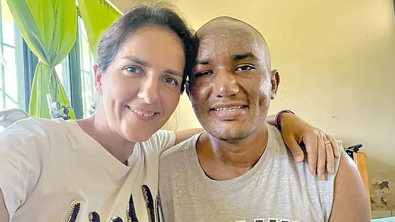 Jhonatan Acosta junto a su hermana. FAMILIA ACOSTA ABUID