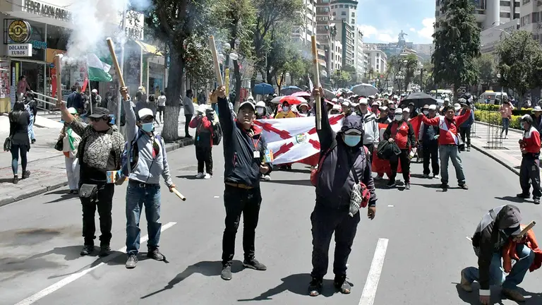 Maestros participan en una marcha en contra del nuevo plan de estudios. EFE