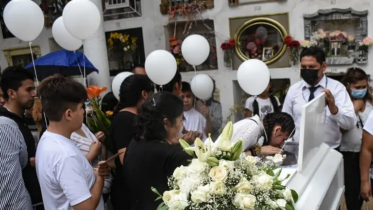 Familiares, amigos y cercanos despiden a Camila Fernanda Caballero, la ni&ntilde;a de 10 a&ntilde;os que falleci&oacute; luego de recibir una descarga el&eacute;ctrica en una plaza de la OTB La Joya, DICO SOL&Iacute;S