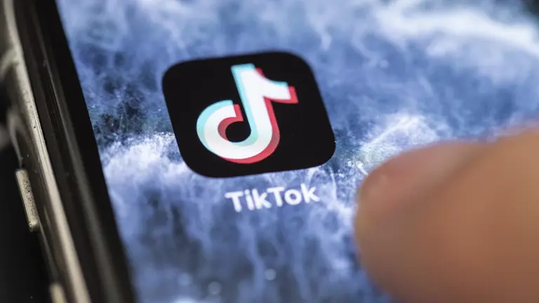 Sobre Tik Tok. EFE