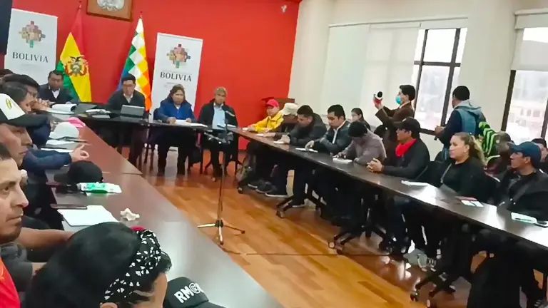 Momentos del breve encuentro entre el Ministerio de Educación y maestros. ERBOL