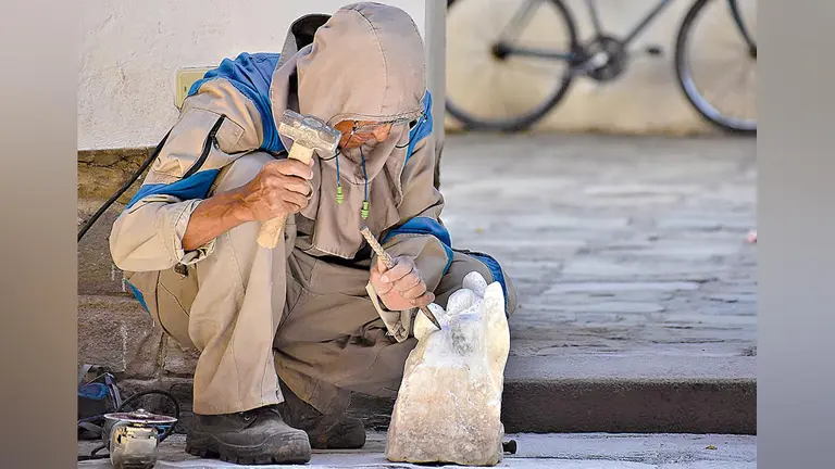 Un hombre transforma una piedra en una obra de arte. fotos: DICO SOL&Iacute;S