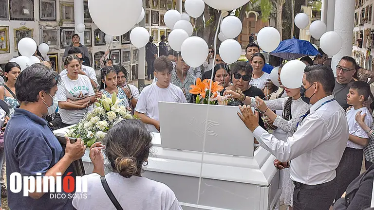Despiden a la ni&ntilde;a Camila en el Cementerio General de Cochabamba. DICO SOL&Iacute;S