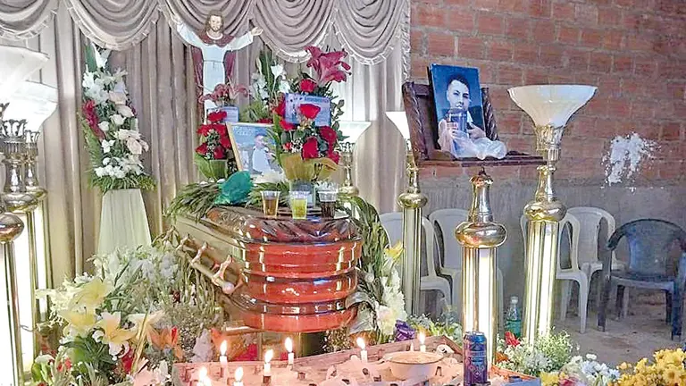 Velan el cuerpo de Ariel H., joven asesinado presuntamente por su amigo. ALEJANDRA VERDUGUEZ/UNITEL