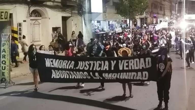 Marcha de mujeres autoconvocadas y apartidistas en 2022. FACEBOOK ARTICULACI&Oacute;N FEMINISTA WA&Ntilde;UCHUN MACHOCRACIA