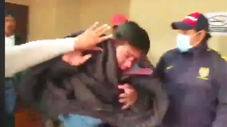 Momento de la agresión al diputado Abelardo Colque. CAPTURA VIDEO
