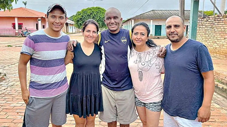Jhonatan Acosta (medio) junto a sus hermanos. FAMILIA ACOSTA ABUID