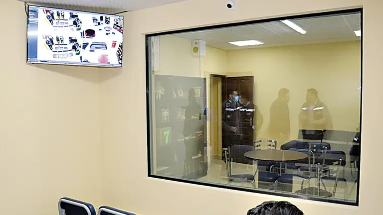 La Sala de c&aacute;mara Gesell en el Centro Integral Contra la Violencia de Sacaba. ALCALD&Iacute;A DE SACABA
