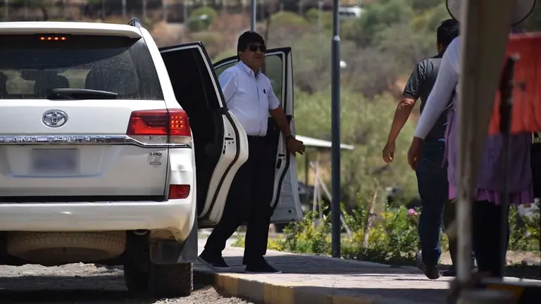 El expresidente llegando en el veh&iacute;culo a una reuni&oacute;n del Pacto de Unidad en octubre de 2022. ARCHIVO OPINI&Oacute;N