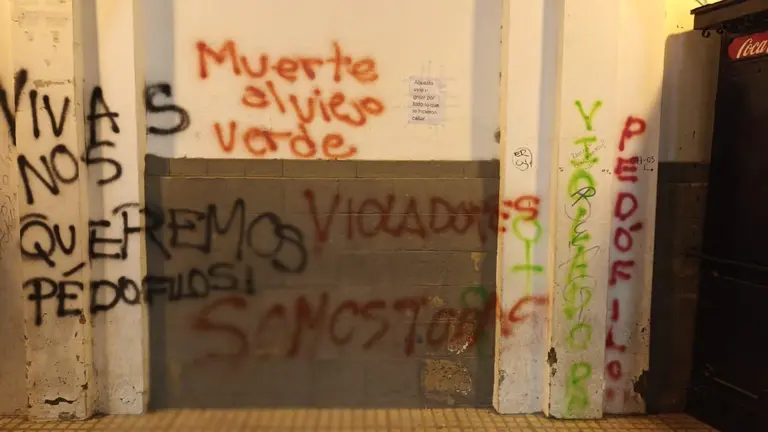As&iacute; quedaron las paredes de la Catedral de Cochabamba tras las marchas del 8M. OPINI&Oacute;N.