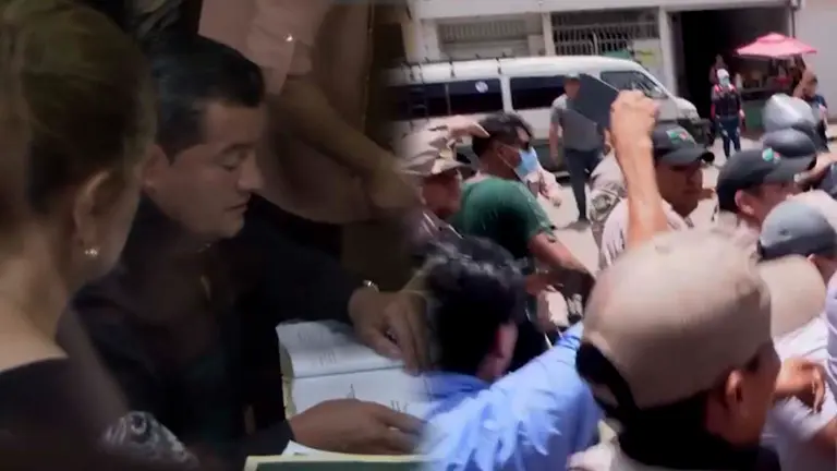 El alcalde firmando un documento en la Alcald&iacute;a (i) la accidentada salida de Fern&aacute;ndez. Captura RRSS
