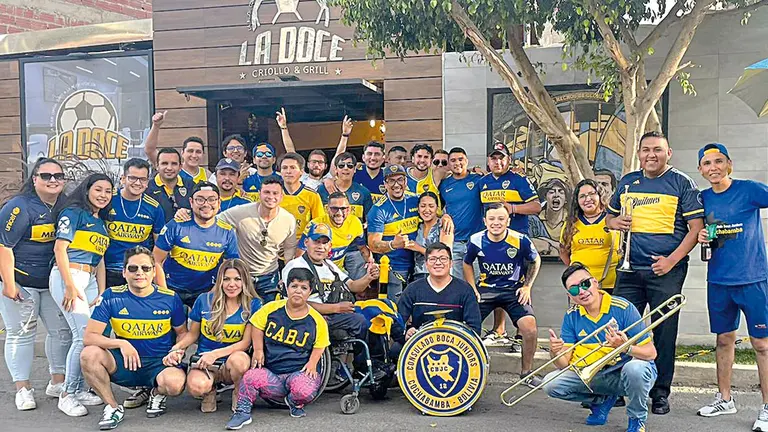Hinchas xeneizes viven su pasi&oacute;n en Cochabamba. CONSULADO CABJ