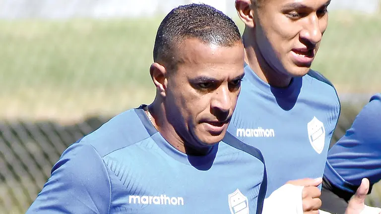 Serginho trota durante una pr&aacute;ctica de Aurora. DICO SOL&Iacute;S