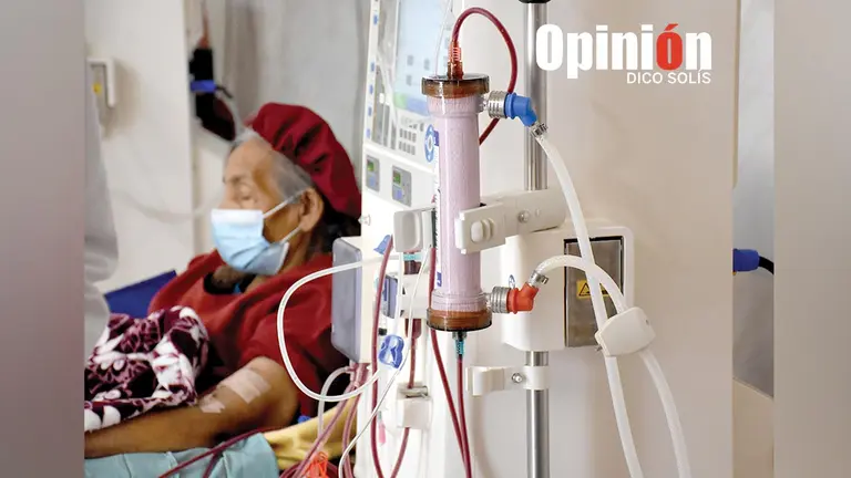 Una paciente renal en una sesi&oacute;n de hemodi&aacute;lisis. DICO SOL&Iacute;S