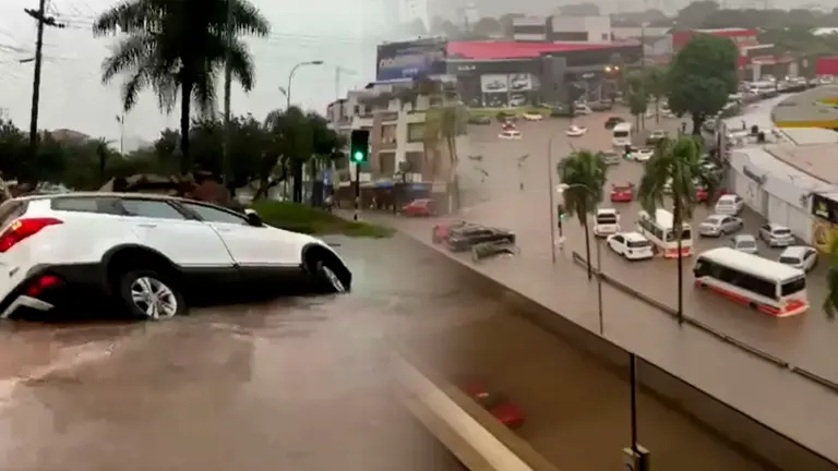 As&iacute; qued&oacute; Santa Cruz, luego de la intensa lluvia que aneg&oacute; toda la urbe cruce&ntilde;a. COMPOSICI&Oacute;N OPINI&Oacute;N