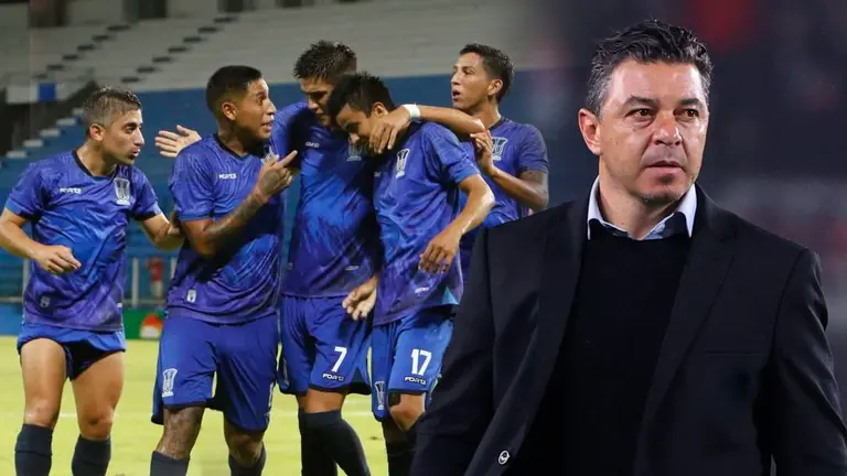 El plantel de Palmaflor, conjunto que representa al Tr&oacute;p&iacute;co. Del otro lado, el DT argentino Marcelo Gallardo. Composici&oacute;n OPINI&Oacute;N