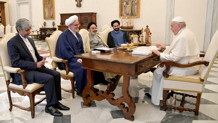 El papa Francisco (d) se reúne con el presidente de Religiones y Denominaciones de la Universidad Seyed, Abu al Hassan Navab (3- i) en el Vaticano. EFE