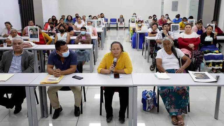 Familiares de personas detenidas bajo el régimen de excepción participan de una conferencia de prensa, hoy, en San Salvador (El Salvador). EFE