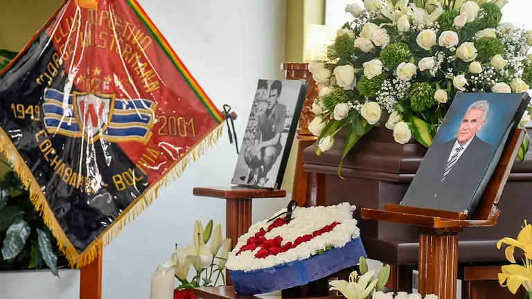 Familiares y amigos velan los restos de Ren&aacute;n L&oacute;pez./ DICO SOL&Iacute;S