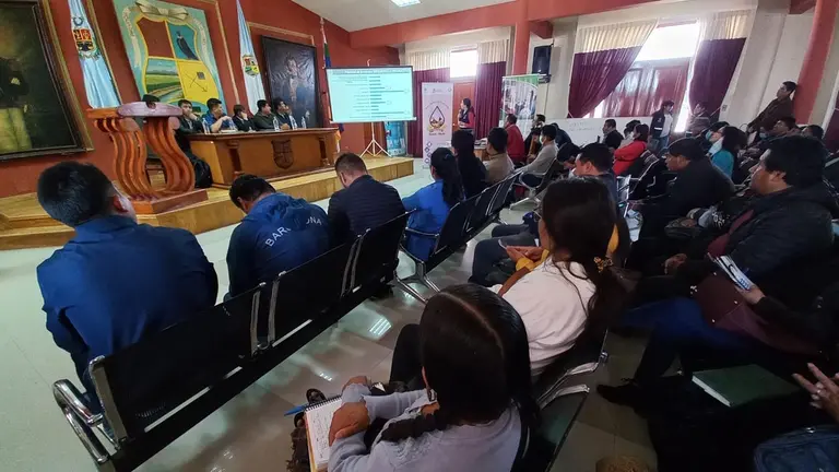 Reunión entre autoridades nacionales y departamentales con alcaldes y representantes de sectores sociales de la Mancomunidad de Municipios de la Región Valles de Cochabamba. GOBERNACIÓN DE COCHABAMBA