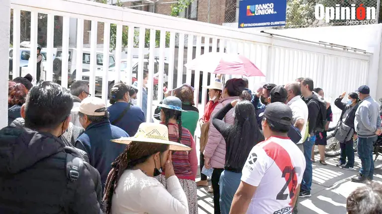 Largas filas por demanda de dólares en puertas del Banco Unión de Cochabamba.      DICO SOLÍS