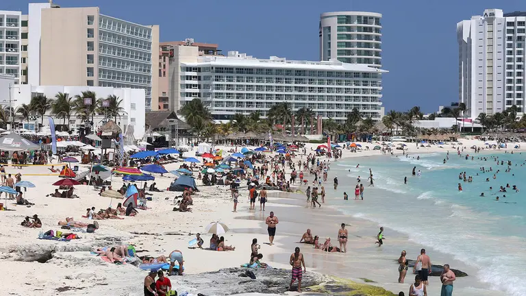 Las playas de Canc&uacute;n esperan a 30.000 "springbreakers"./ EFE