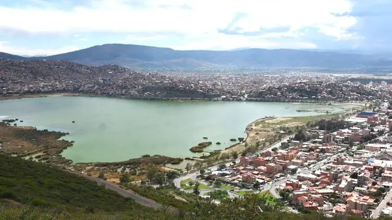 Una vista general de la laguna Alalay, cuando estaba llena. NO&Eacute; PORTUGAL